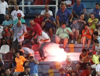 Πανιώνιος-ΠΑΟΚ: Ένταση και φωτοβολίδες στις κερκίδες στη Νέα Σμύρνη (φώτο)